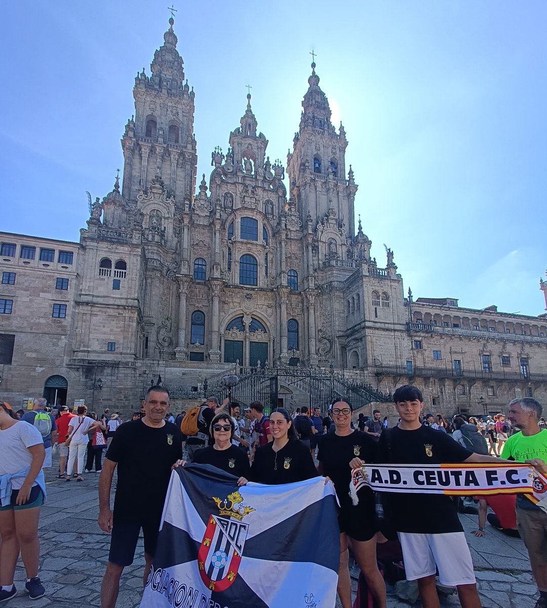 ADCeuta_FC's tweet photo. Luis Viruel, delegado de la AD Ceuta FC, junto a su familia ha finalizado hoy la última etapa del Camino De Santiago con la AD Ceuta FC muy presente 😍❤️

#SiempreADCeutaFC ⚪️⚫️ https://t.co/dk7u0pbr2r