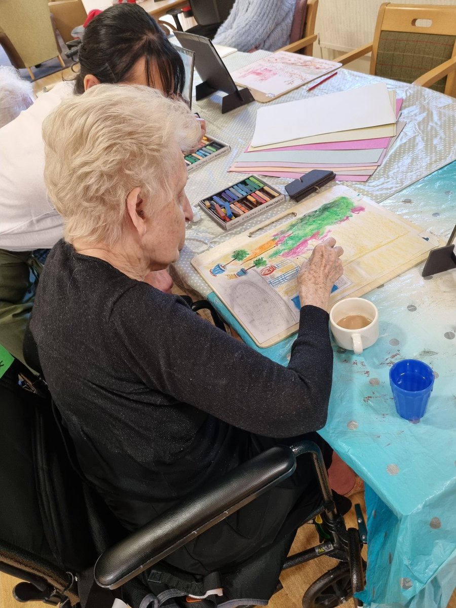 SandholmeFoldAH's tweet photo. Tracey from creative minds held her art session today, our residents created beautiful pictures @SandholmeFoldAH @AnchorLaterLife #artists https://t.co/IwmfCyq6uD