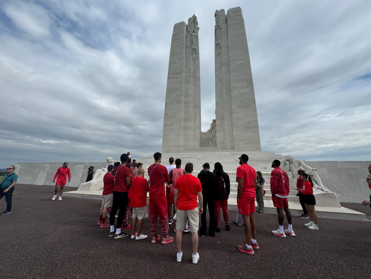 ArashMadani's tweet image. Canada's national men's basketball team visited Vimy Ridge yesterday. Real unique experience for players and staff.
 
A real history lesson and true team-building exercise for the group before play opens tomorrow vs Greece.
 
That's SGA and Olynyk laying a wreath at the monument
