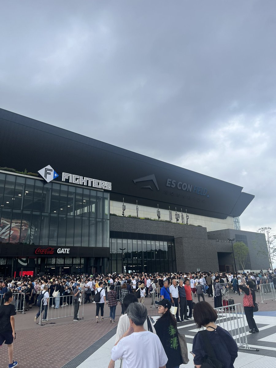 C8glqN's tweet photo. 初エスコンフィールド‼️‼️
ホテルの都合で最後まで試合見れなかったけどやっぱり球場でしか味わえない臨場感があった！
てか温泉あるんやね🤣
凄すぎる🤣
そして1日目は終了！ https://t.co/TJKXoGC6uo