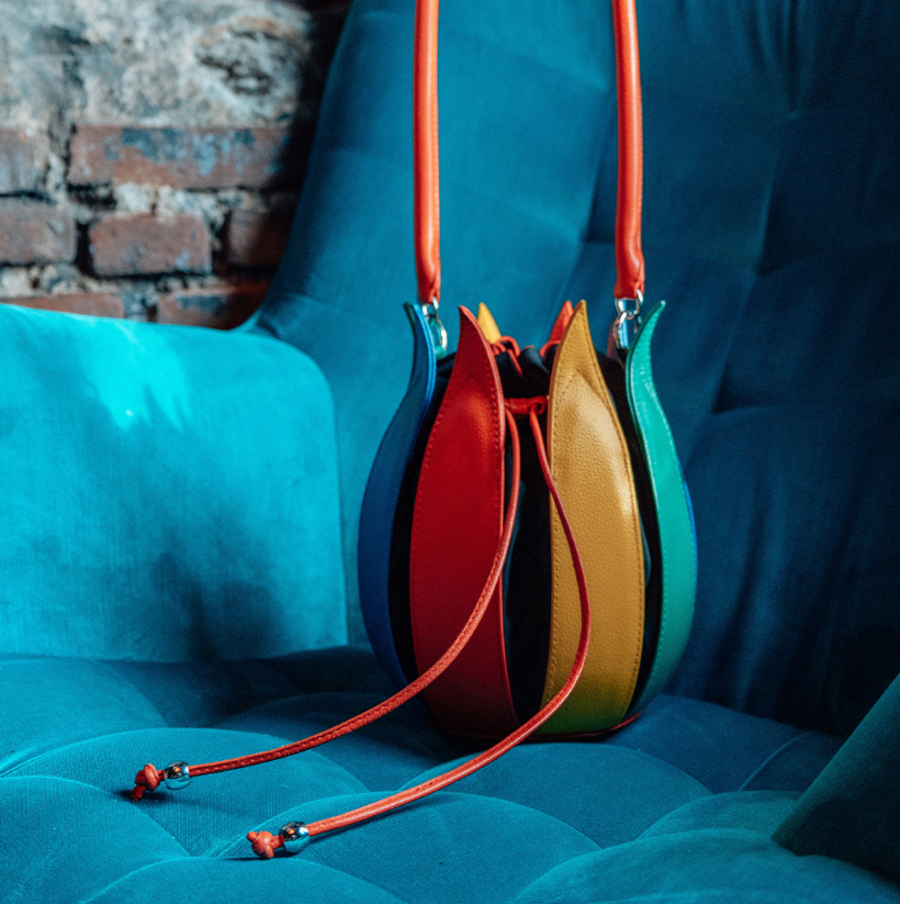 No available in-store, Bylin Tulip Purses and Keyrings.
100% original leather, eco-friendly produced, and handmade. 🌷

#Bylin #TulipPurse #GiftShop #Florist