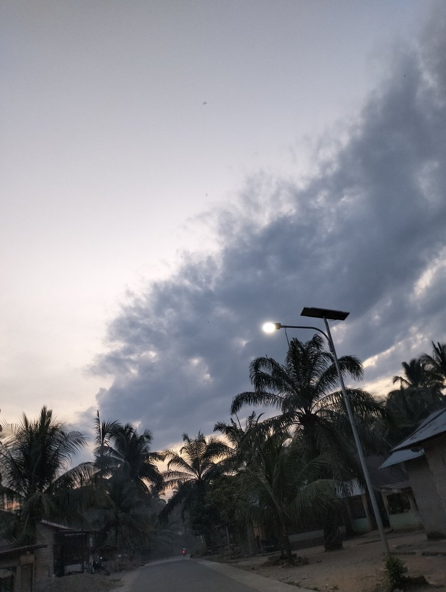 Nira_Aria's tweet photo. Senja di kampung tercinta... https://t.co/NGKpWUvMcs