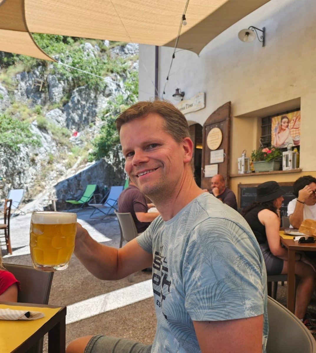 Klein stukske omhoog gelopen. Ik heb m weer verdiend 🍺

Jullie vast ook. Geniet ervan. Van t leven