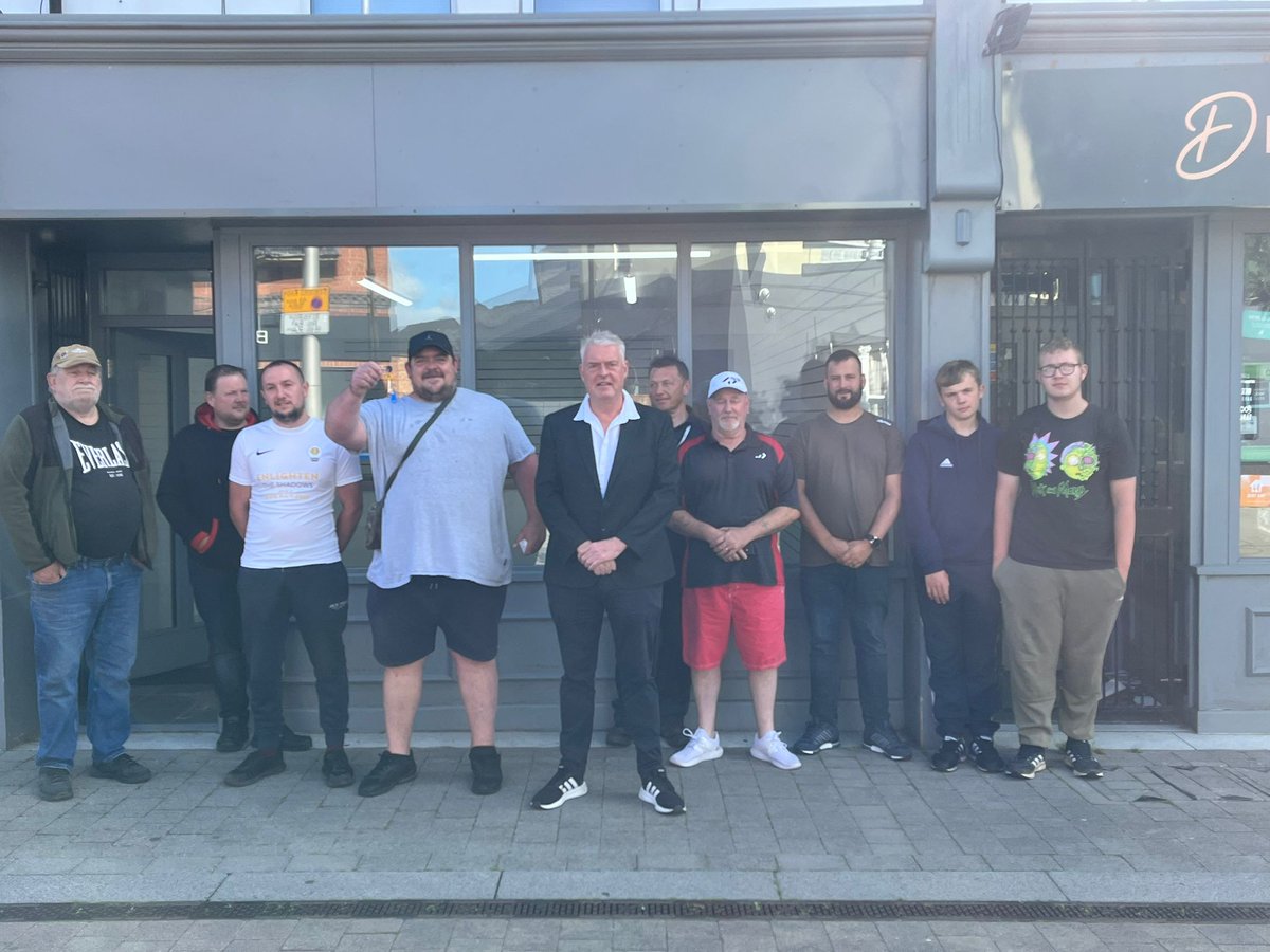 LeeAndersonMP_'s tweet photo. Just a few weeks ago Mark from Kirkby lost his fishing tackle unit to fire.

His livelihood went up in smoke in 30 minutes.

Today I gave the keys to my campaign shop in Kirkby to Mark which he will now use rent free to open a fishing tackle shop until his old premise is sorted. https://t.co/QCawtHYMOa