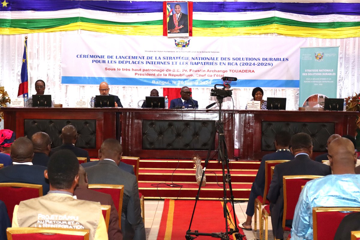 PNUD_RCA's tweet image. Lancement de la Stratégie Nationale des #SolutionsDurables 2024-2028 en 🇨🇫. La #RCA &amp;amp; les @RcaUnct engagées à améliorer les conditions de vie des déplacés/réfugiés/communautés hôtes à travers l&apos;accès aux infrastructures de base, services sociaux &amp;amp; aux programmes de développement.