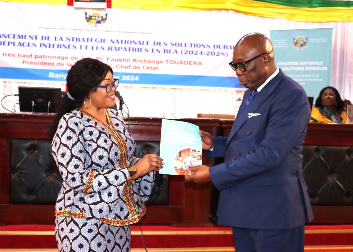 PNUD_RCA's tweet image. Lancement de la Stratégie Nationale des #SolutionsDurables 2024-2028 en 🇨🇫. La #RCA &amp;amp; les @RcaUnct engagées à améliorer les conditions de vie des déplacés/réfugiés/communautés hôtes à travers l&apos;accès aux infrastructures de base, services sociaux &amp;amp; aux programmes de développement.