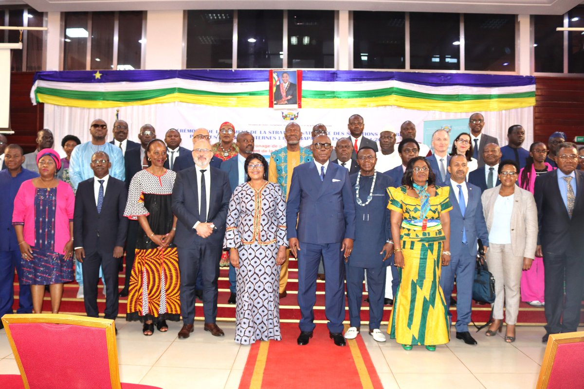 PNUD_RCA's tweet image. Lancement de la Stratégie Nationale des #SolutionsDurables 2024-2028 en 🇨🇫. La #RCA &amp;amp; les @RcaUnct engagées à améliorer les conditions de vie des déplacés/réfugiés/communautés hôtes à travers l&apos;accès aux infrastructures de base, services sociaux &amp;amp; aux programmes de développement.