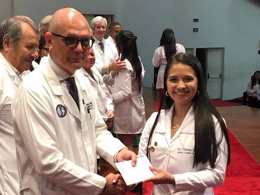 VivaLaUCV's tweet photo. La nueva Directora de Cultura de la UCV @MorellaAlvarad2 empieza su gestión con el pie izquierdo, cobrando la suma de entre 20$ y 6$ por estudiante para que puedan realizar su acto de entrega de credenciales a los estudiantes de la Facultad de Medicina en el Aula Magna. https://t.co/6WkJQgc52C