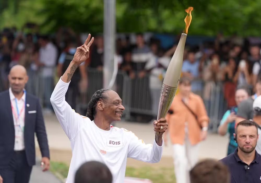 geglobo's tweet photo. Snoop Dogg participa de revezamento da tocha olímpica antes da abertura dos Jogos

Veja ➡️ https://t.co/G9INCp1g5T https://t.co/66HZrDCHEr