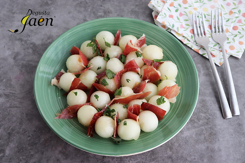 Con este calor apetecen `platos muy frescos y fáciles de hacer como esta Ensalada de melón con jamón degustajaen.com/recetas/ensala… #RecetasDegustaJaén #DegustaJaén <a href="/dipujaen/">Diputación de Jaén</a>