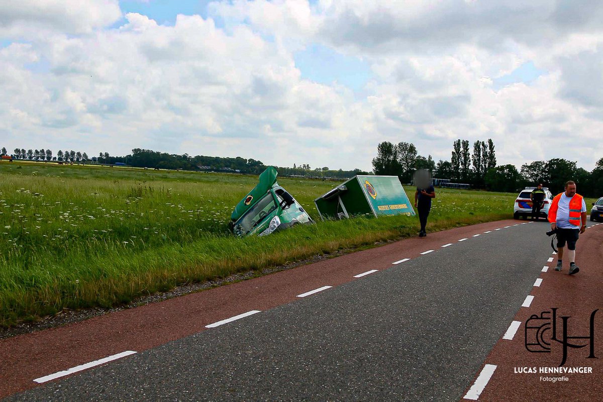 LucasFotografie's tweet photo. Op de #uitgeesterweg  tussen #uitgeest en #limmerkoog is vanmiddag omstreeks 12:39 een voertuig van #groenteboer Beentjes uit #heemskerk te water geraakt.

De #chauffeur raakte door onbekende oorzaak met zijn rechter voorwiel in de berm, en kon het voertuig niet meer terug op de weg krijgen. 

De chauffeur raakte bij het ongeval niet gewond, de gealarmeerde brandweer duikers zijn retour gegaan zonder inzet. 

Bergingebedrijf T.B.B van der #Eng Is ter plaatsen, en haalt de geschaarde vrachtwagen met oplegger combi uit de sloot. Het verkeer zal tijdens de berging enige vorm van hinder ondervinden.