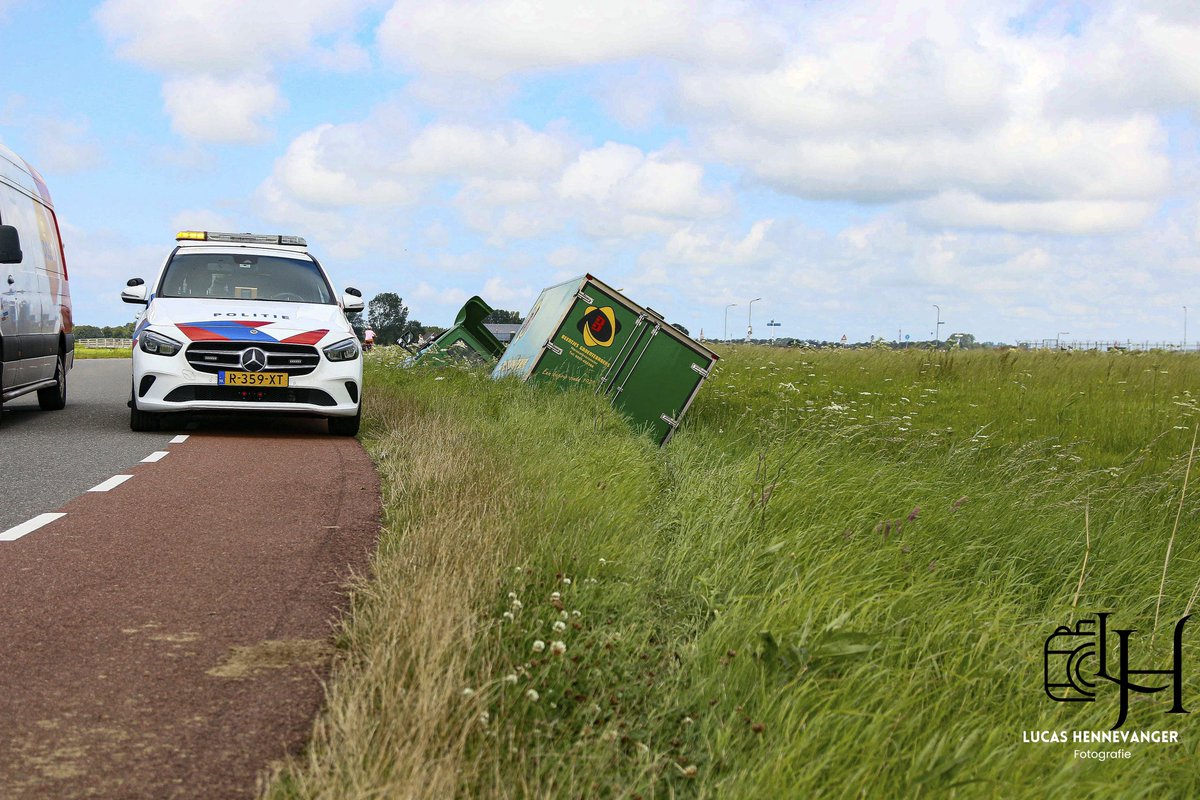 LucasFotografie's tweet photo. Op de #uitgeesterweg  tussen #uitgeest en #limmerkoog is vanmiddag omstreeks 12:39 een voertuig van #groenteboer Beentjes uit #heemskerk te water geraakt.

De #chauffeur raakte door onbekende oorzaak met zijn rechter voorwiel in de berm, en kon het voertuig niet meer terug op de weg krijgen. 

De chauffeur raakte bij het ongeval niet gewond, de gealarmeerde brandweer duikers zijn retour gegaan zonder inzet. 

Bergingebedrijf T.B.B van der #Eng Is ter plaatsen, en haalt de geschaarde vrachtwagen met oplegger combi uit de sloot. Het verkeer zal tijdens de berging enige vorm van hinder ondervinden.