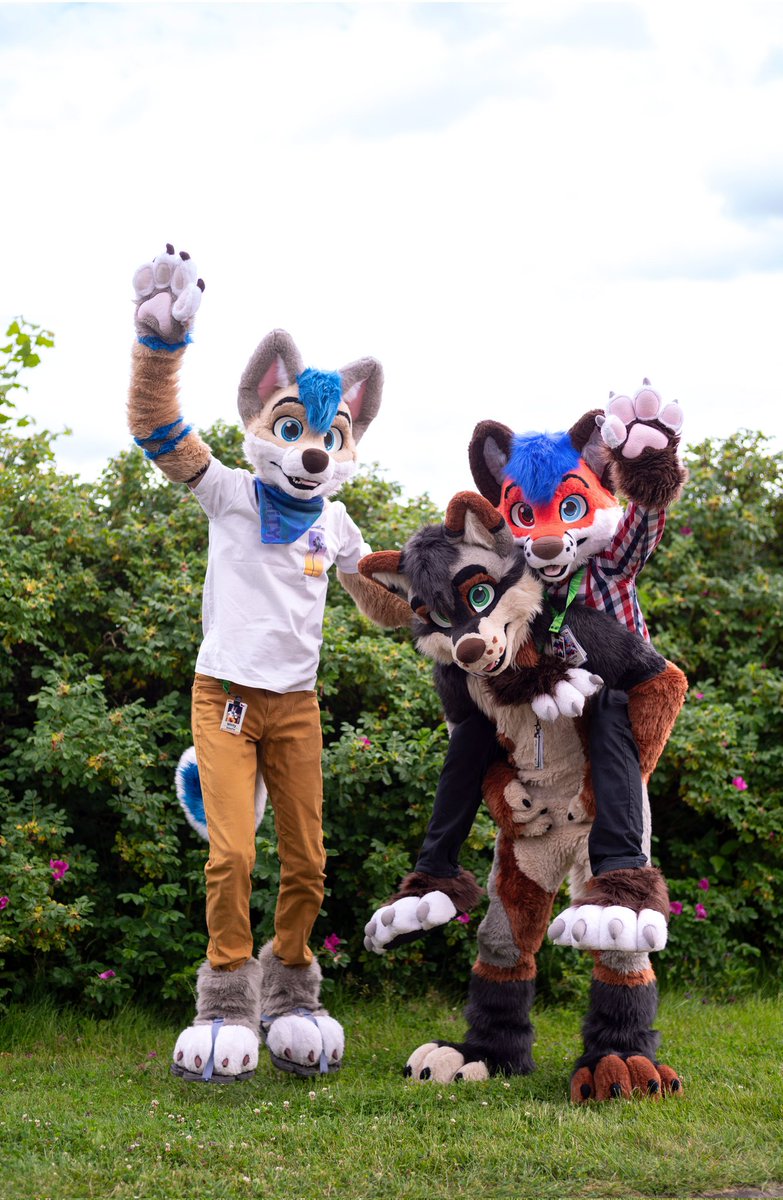 Hewwu. Let's jump into this #FursuitFriday. 

🐺 <a href="/Lucky_Wuff/">Lucky Wuff</a> 
🐶 <a href="/Whity_Inu/">Whity 🔜NFC</a> 
✂️ @R5suits

#furry #fursuit