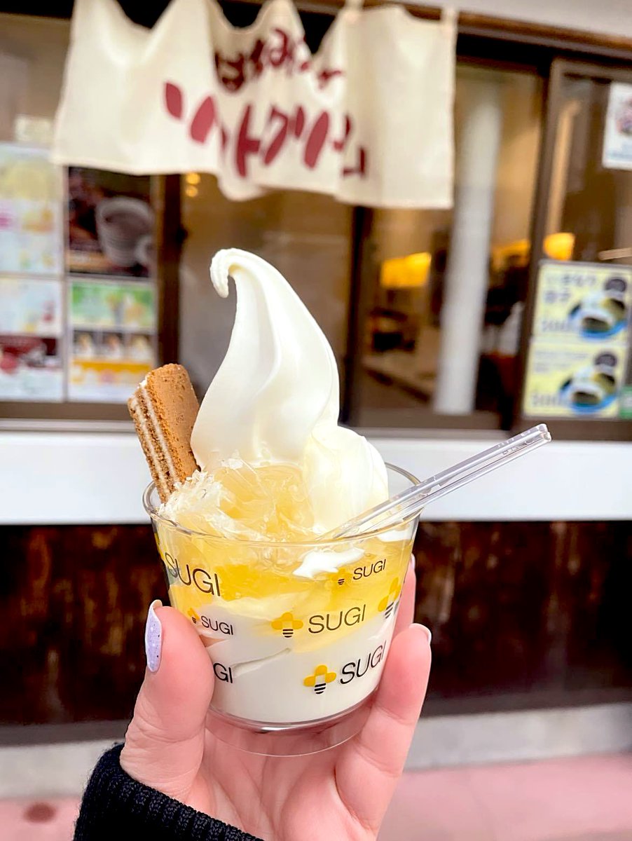 LiNFuJoShi's tweet photo. Soft serve ขึ้นชื่อของโนโบริเบทสึ มาแล้วต้องกิน อากาศ -5 ก็จะกิน 🍦😋

📍 杉養蜂園登別店, 登別

#ตะกละกรุ๊ปทัวร์ #รีวิวฮอกไกโด https://t.co/OEkHY38KgF
