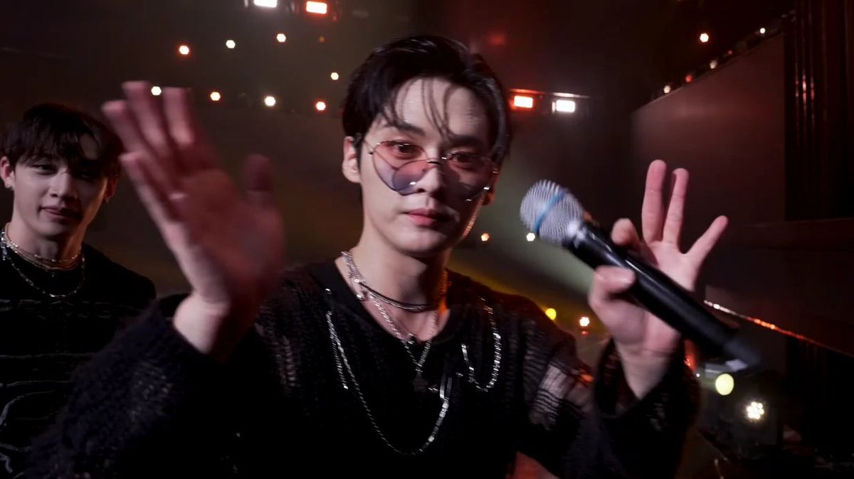 dailylinoring's tweet photo. leeknow looks too good with those glasses https://t.co/fwjw4u9moy