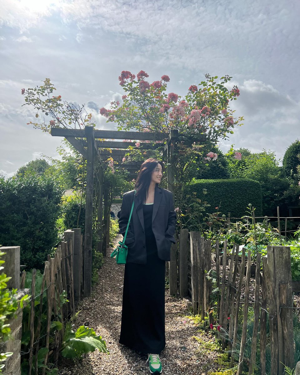 ㅤ

𝘳𝘩𝘦𝘢.𝘯𝘢 𝘱𝘰𝘴𝘵𝘦𝘥 𝘢 𝘱𝘩𝘰𝘵𝘰

I've been enjoying nature and adapting to motherhood life. How was everyone doing?

ㅤ