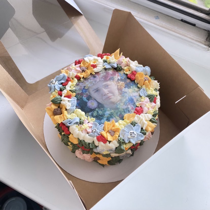 девочки, торт для нас