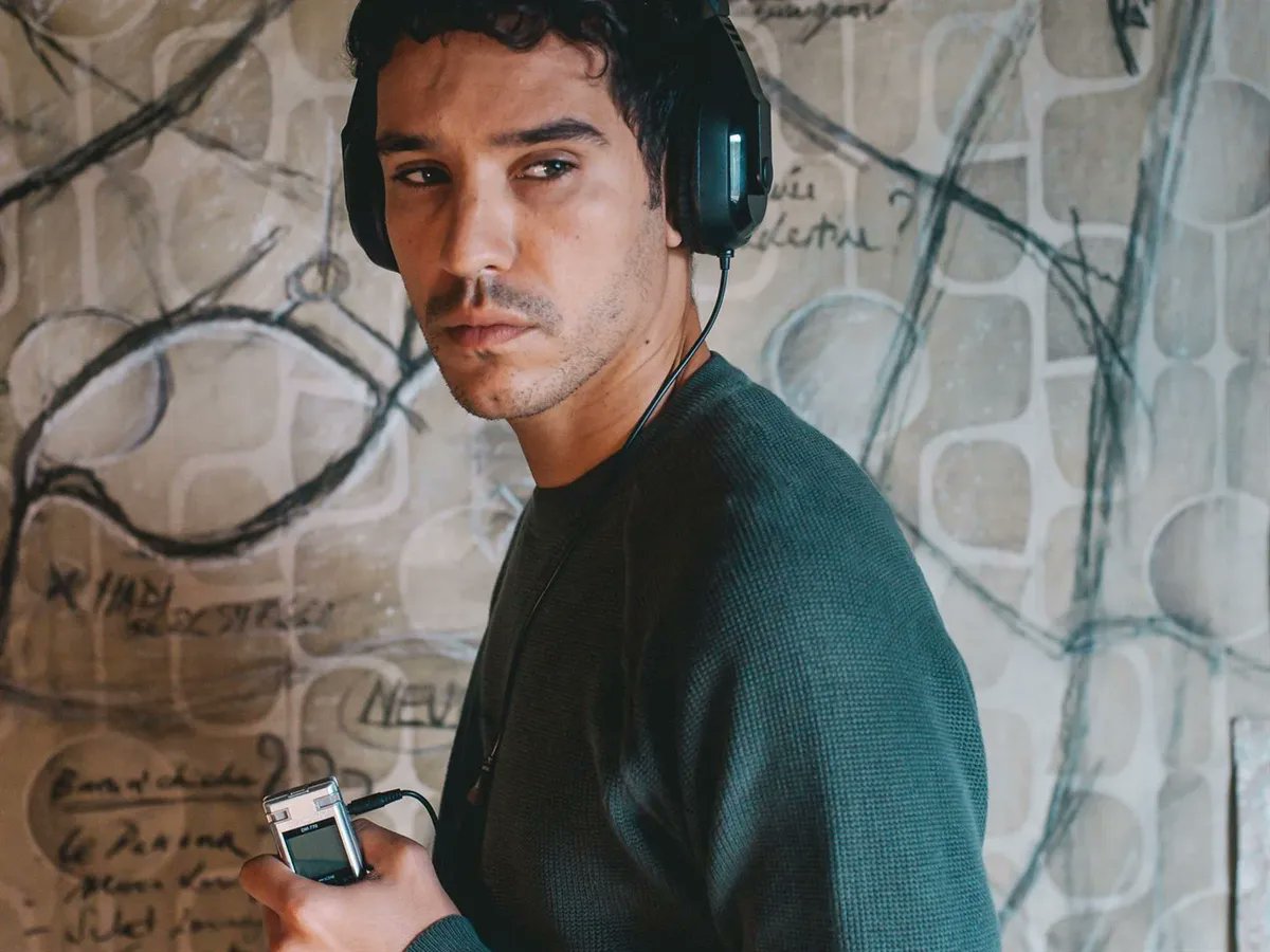 Avec Les Fantômes, Jonathan Millet nous offre une quête intense à la recherche de justice et de résilience. La narration s'attache au suspense comme à une bouée de sauvetage, tant le personnage ne s'autorise aucune émotion. Cette efficacité rend son passé plus palpable.