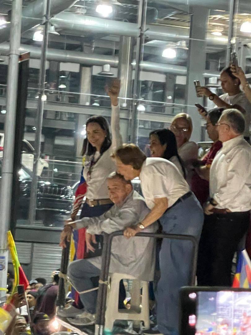 Cierra la campaña en Venezuela. <a href="/NicolasMaduro/">Nicolás Maduro</a> revienta de gente las calles, el pueblo, emocionado, niños cantando el himno que hace saltar las lágrimas, alegría, esperanza. Y la oposición, cruel, ata a su candidato a una silla para llegar al final. Las diferencias son enormes.