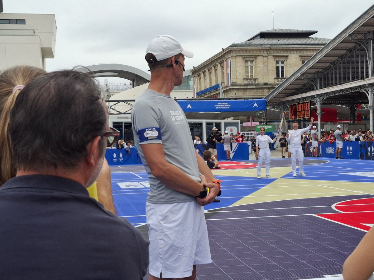 Relayeuse de la flamme olympique <a href="/Paris2024/">Paris 2024</a> la championne <a href="/NPechalatOff/">Nathalie Péchalat</a> sous les yeux émus de <a href="/JeanDujardin/">JeanDujardin</a> et de leur fille...