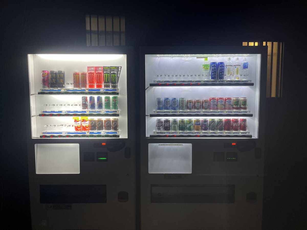 EBlueing's tweet photo. 【例の自販機／新座】1台→2台

期間限定で価格下げました！
レッドブル140円
モンスター190円
kiivaロング缶160円
zoneロング缶160円
新商品
ポカリスウェット480ml缶120円
今後、他のエナジードリンクやコーヒー、お茶なども入れる予定 https://t.co/K61U3hmTPT
