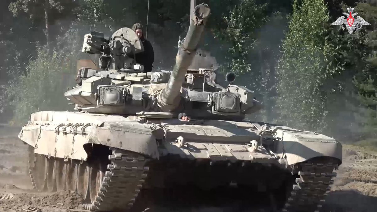 TheGreyPatriot_'s tweet photo. 🇷🇺 Defense Minister Belousov at today's first exercises of new Leningrad Military District.
Notice T-90A tanks and that for the first time Belousov wears uniform.
#Russia #Russian #Russians #Today #SVO #Leningrad #T90A #Tank #Belousov #Yevkurov #Military #Army #Training #Video https://t.co/WJ2rMZhXxI