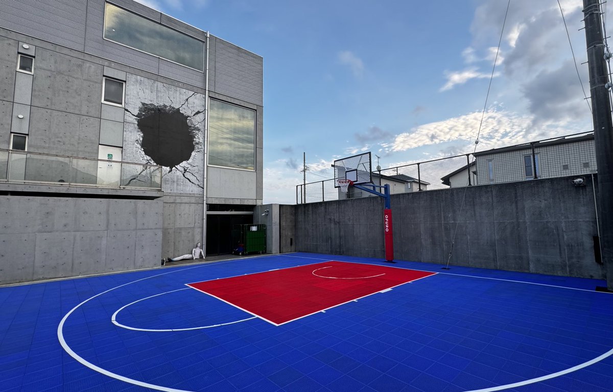 hajimesyacho's tweet photo. オレん家の裏庭をバスケコートにした…！
これでバスケし放題🏀！ https://t.co/Dsz1L5GAlR