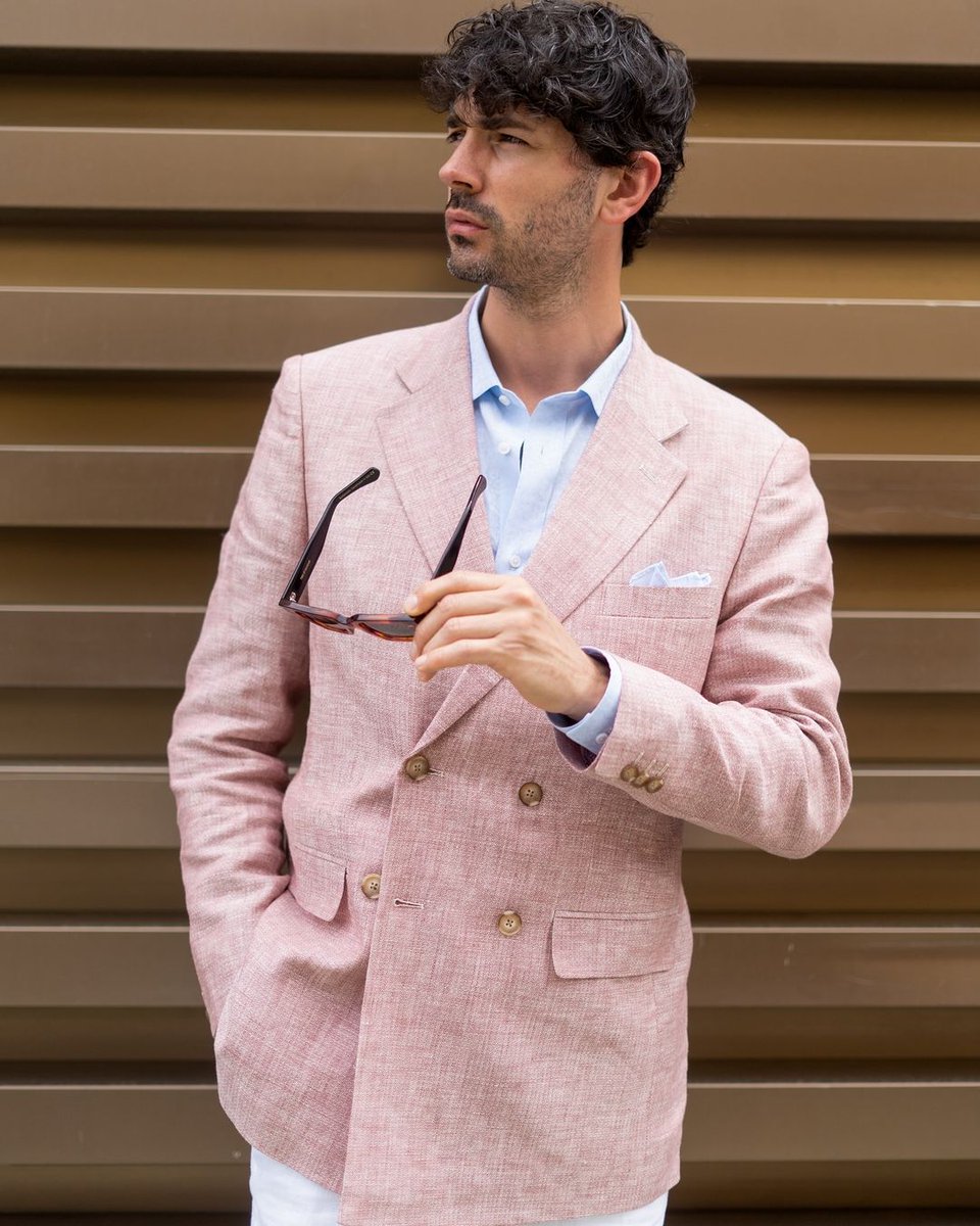 Hockerty_'s tweet image. Every detail counts. ✨ The final retouch on your custom-made outfit ensures it’s perfect for you. From buttons to lining, it’s all crafted with care. Discover the difference with Sumissura. #BespokeFashion