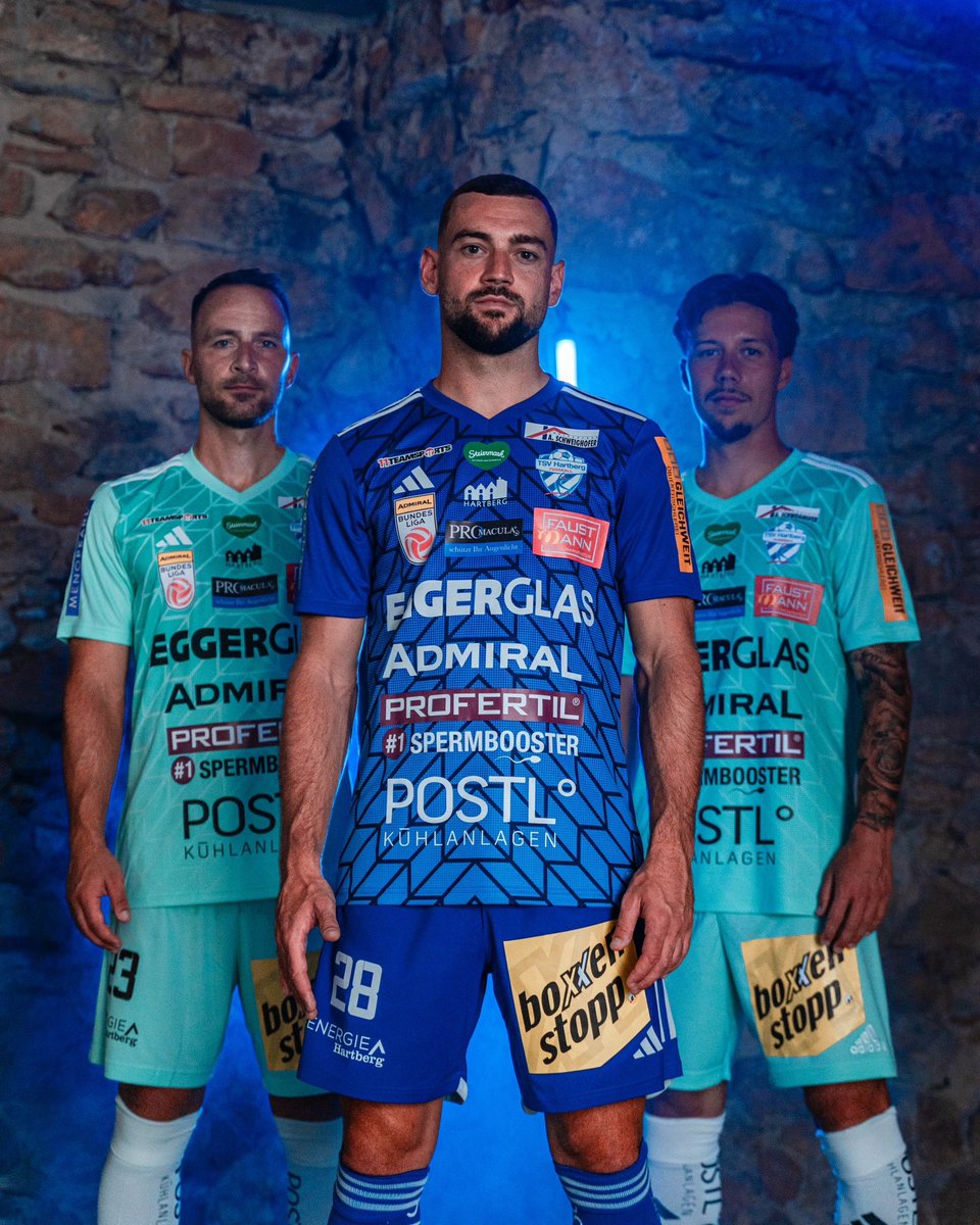🤨

Uniformes oficiales del TSV Hartberg austriaco para esta temporada.

Les ha quedado un pelín recargado.