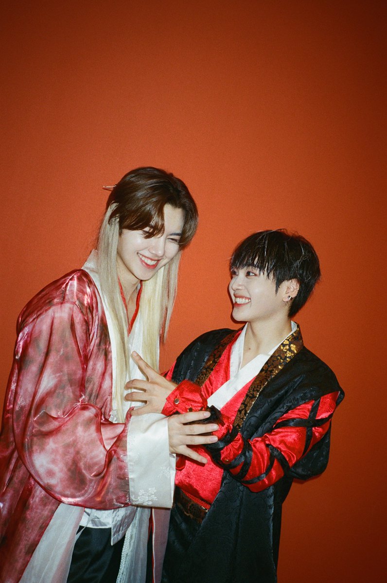 CRAVITYstarship's tweet photo. [📸]
우리의 시선이 마주 닿는 순간☀
⠀
#CRAVITY #크래비티
#민희 #형준
#C_SUN #시_선 https://t.co/3NHrVuaDeb