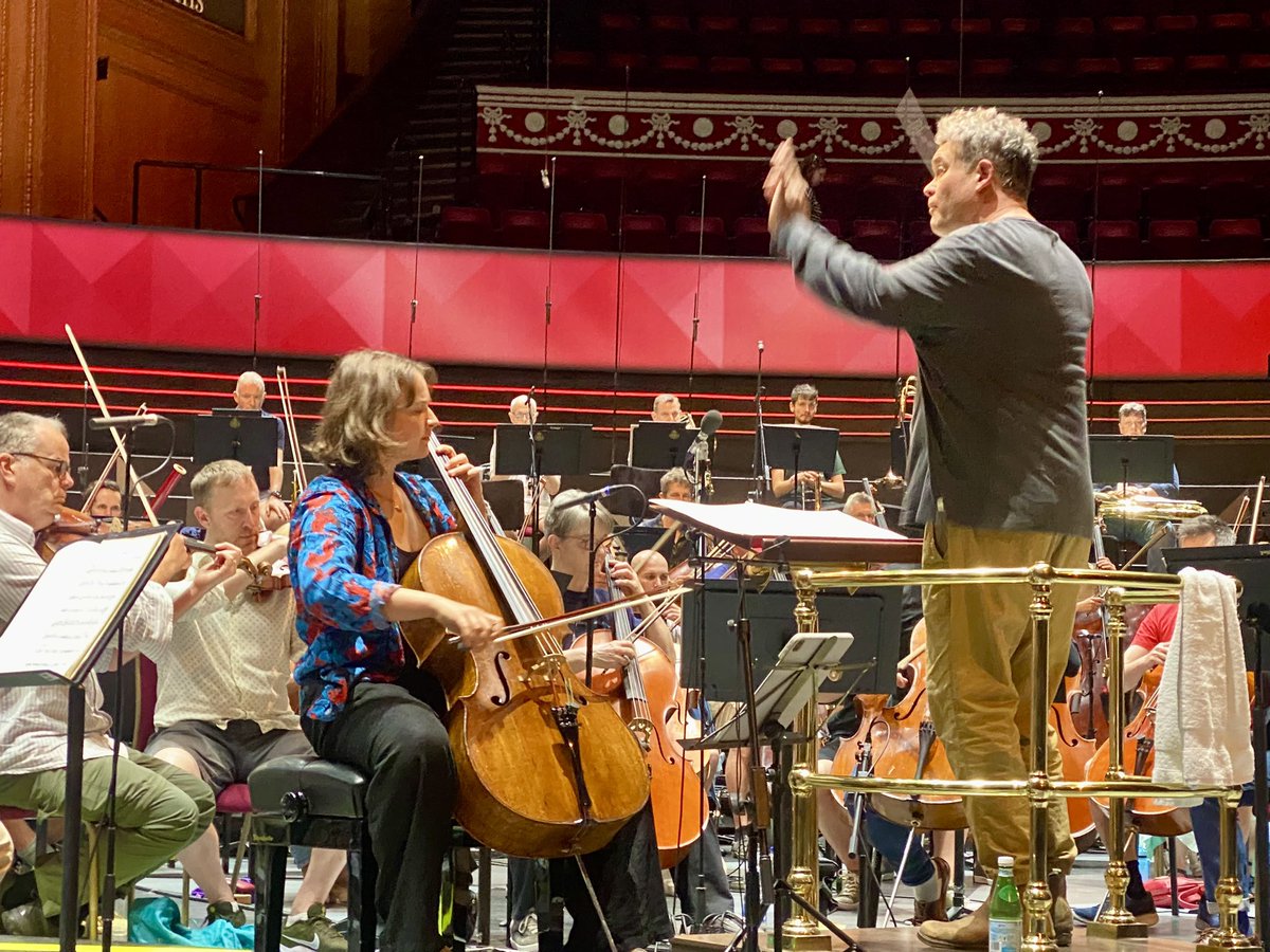 🚨Proms premiere alert 🚨 
Earth, Sea, Air - the Cello Concerto by @CherylHoad inspired by the natural world: the flight of swifts, ocean algae blooms and volcanoes. Inspired by Laura van der Heijden, written for Ryan Wigglesworth <a href="/BBCSSO/">BBC Scottish Symphony Orchestra</a> 
Shimmering, subtle textures <a href="/bbcproms/">BBC Proms</a>