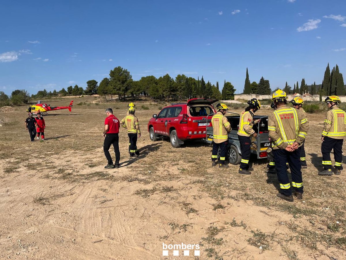 bomberscat's tweet photo. Aquesta setmana a la #RETerresEbre hem fet pràctiques d'EAMI (Esglaonament Actiu de Motobombes d'Impulsió) amb maniobres avançades amb helitransport. Aquest element ha estat dissenyat per treballar en incendis forestals o zones de difícil accés. 

#bomberscat https://t.co/wGIvNqSEBo