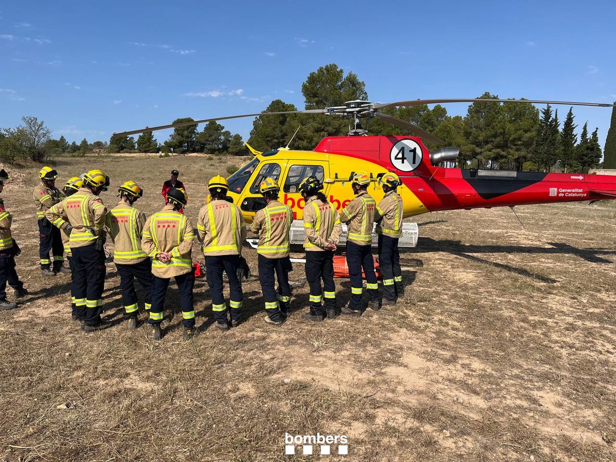 bomberscat's tweet photo. Aquesta setmana a la #RETerresEbre hem fet pràctiques d'EAMI (Esglaonament Actiu de Motobombes d'Impulsió) amb maniobres avançades amb helitransport. Aquest element ha estat dissenyat per treballar en incendis forestals o zones de difícil accés. 

#bomberscat https://t.co/wGIvNqSEBo