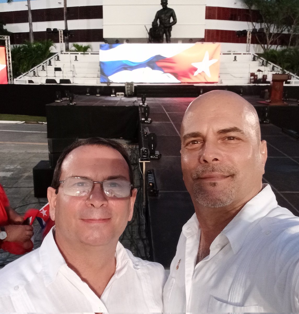 Con <a href="/fernando5hicap/">Fernando5hICAP</a>, representando a #LosCinco en el acto por el 26 de Julio, en Sancti Spíritus. #Cuba #CDRCuba #LaHistoriaPorAsalto