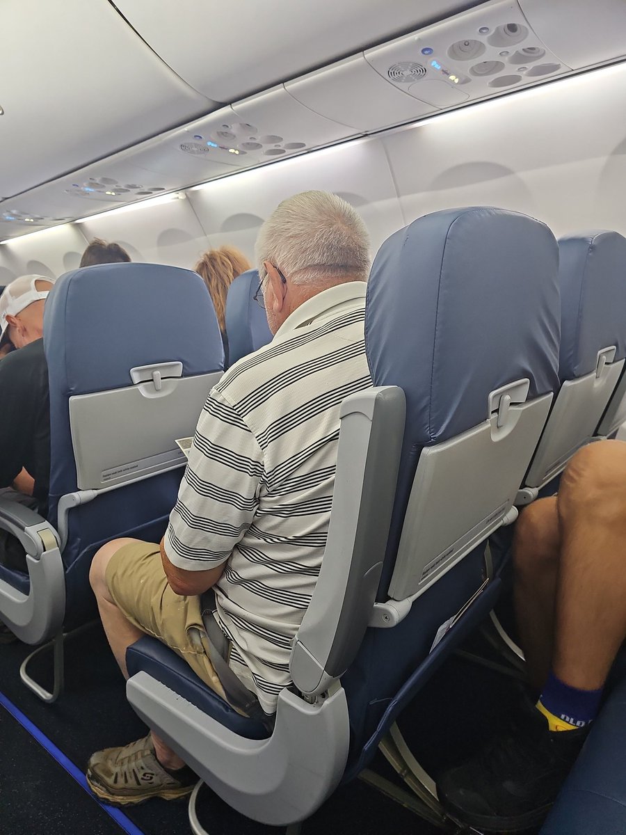 magentish's tweet photo. @Delta why did your flight attendant just look me in my face and tell me I could move to this EMPTY seat. Then- these people (stripe sandal guy +fam) boarded 15 mins late, into THEIR SEATS back in 35- and then the same staff went and offered them the seat that lady promised me https://t.co/0FI9d9Q1wV