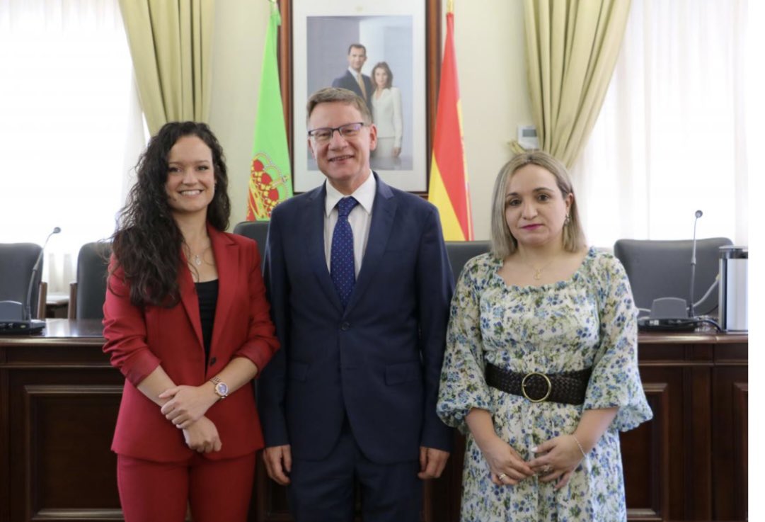Nuevos cargos en el Decanato de la Facultad de Derecho de la <a href="/unileon/">Universidad de León</a> 
<a href="/NievesAlonG/">Nieves</a> ejemplo de rigurosidad, profesionalidad, buen hacer y compañerismo. 
Mucho ánimo como Vicedecana de Actividad académica y Estudiantes.

unileon.es/noticias/celeb…