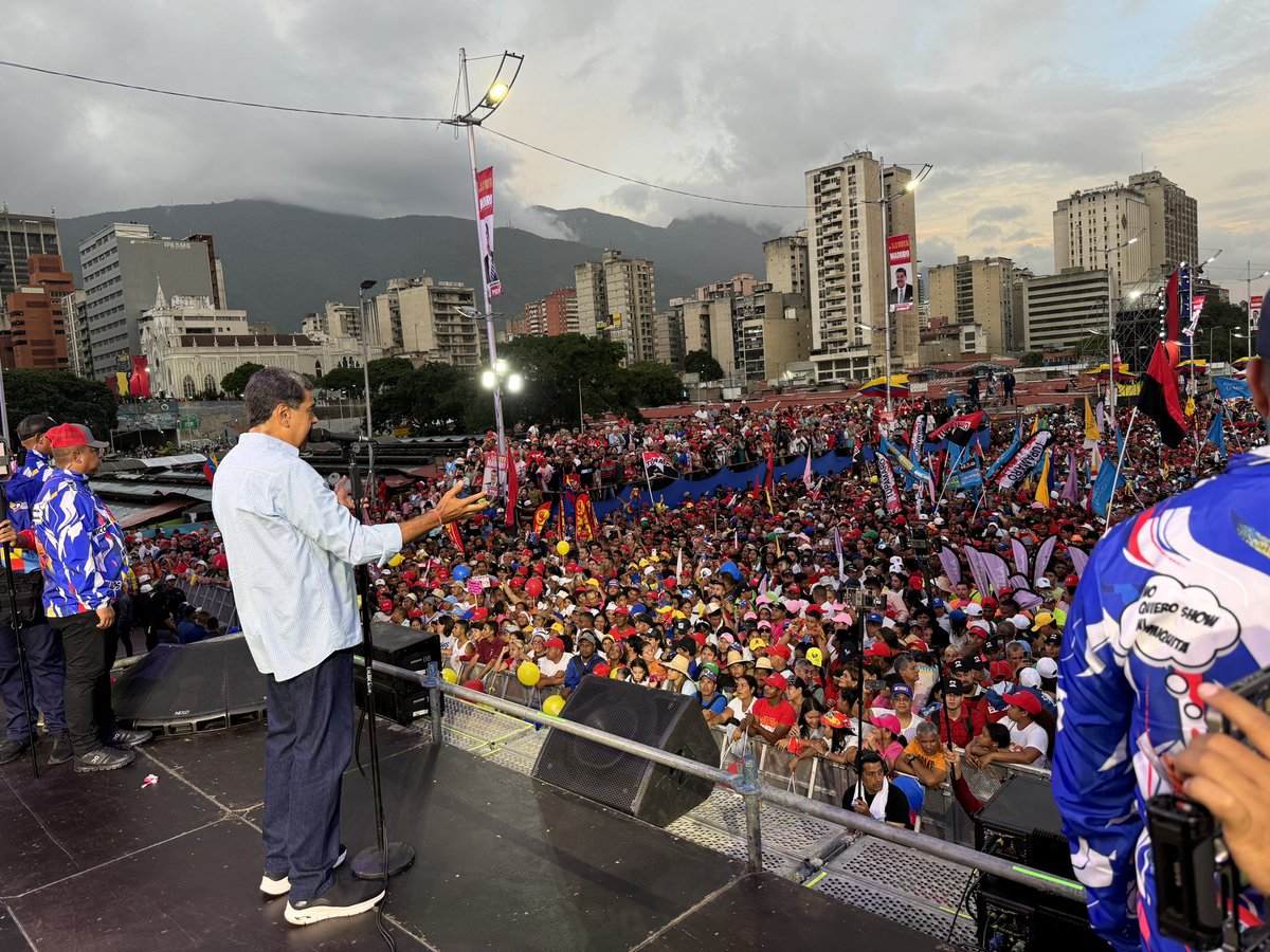 madeleintlSUR's tweet photo. Una mirada del cierre de campaña de @NicolasMaduro desde la tarima. 

Ya les cuento la historia de este niño y porque su llanto. https://t.co/78ndKnx5Oj