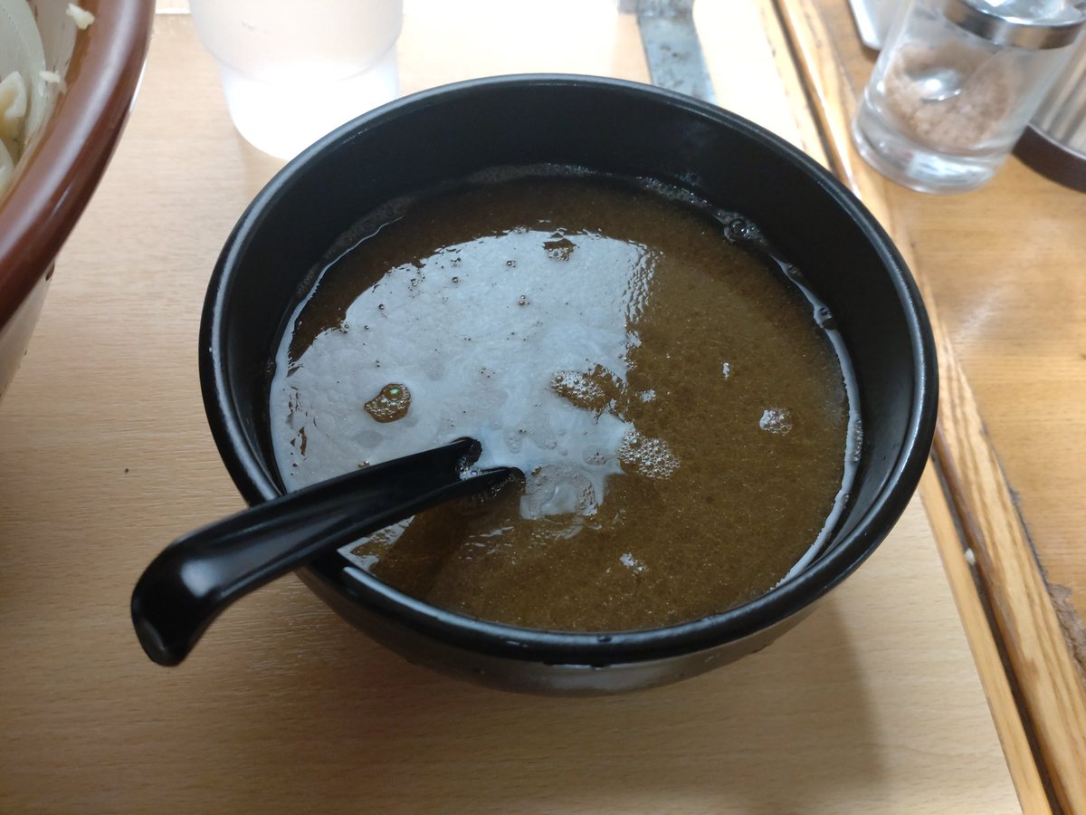 arivaper's tweet photo. #村岡屋本店🤗
つけ麺G(YとA抜き､N)
麺増し600㌘(現金150円)
昨日メガネさんからイツ花の高山さんと繋がりがある事を知ったので今夜はイツ花オリジナルTシャツを着て参戦🤗
あいにくの雨でお客さんの入りは弱く感じたけど少しは宣伝出来たかな？🙄
600㌘は腹八分目で丁度良い量😋
ご馳走様でした🙏 https://t.co/PbcPQzTPBt
