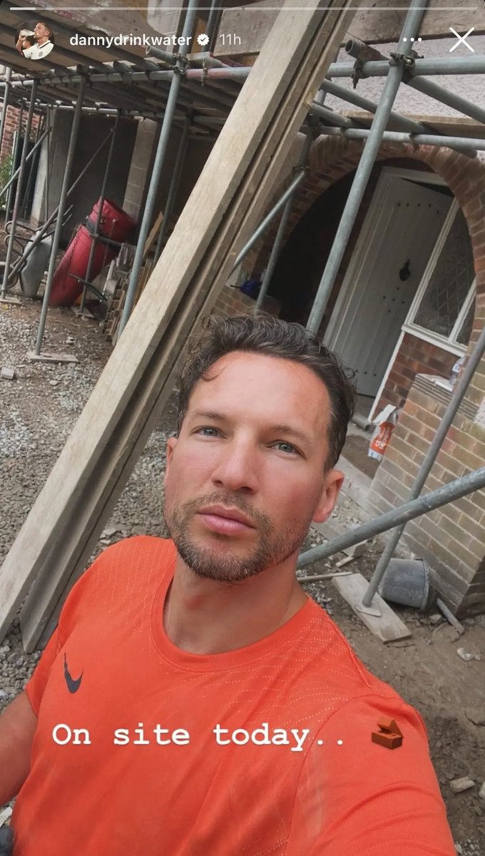 🕰️ Máquina do Tempo 🕰️ 

O antigo internacional inglês Danny Drinkwater, que em 2016 sagrou-se campeão inglês pelo Leicester, pendurou as botas em 2022 e agora revelou que está a trabalhar na construção civil.