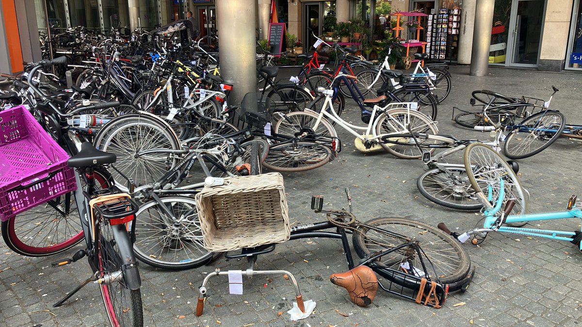 PaulKagie's tweet image. Je kunt er wel ‘verwijderlabels’ aan hangen, maar als de fietsen vervolgens nog 3 weken blijven staan is dit weinig effectief. 

Wat een zooitje! 

#Fietsen #Handhaving #Toezicht #DenBosch