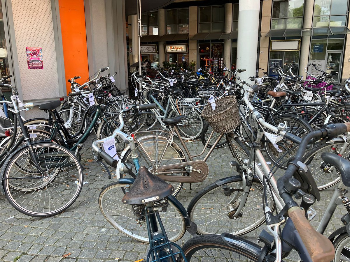 PaulKagie's tweet image. Je kunt er wel ‘verwijderlabels’ aan hangen, maar als de fietsen vervolgens nog 3 weken blijven staan is dit weinig effectief. 

Wat een zooitje! 

#Fietsen #Handhaving #Toezicht #DenBosch