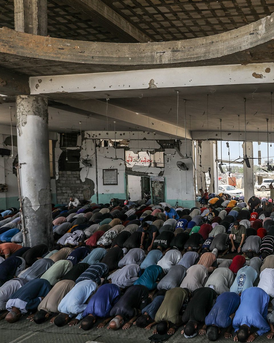 Muslim's tweet photo. Friday prayer among the rubble of a mosque in Gaza. 🕌💔 https://t.co/fOYJ1UUgLe