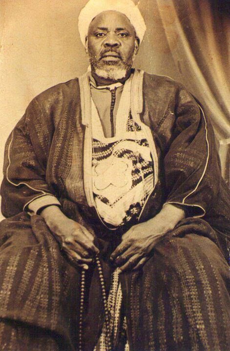 Yaa_aichaa's tweet photo. Bideew banga bawo khaïbou danoudji Londres pays Angleterre yalla guiniouy wann ni moy Bour Sidy Barahama bideew boba sauwel sunu ruhu yi santt warr na diam nouroul houda fegn na sodane Sidy Barhama ❤️ https://t.co/huAt3Bpaxk