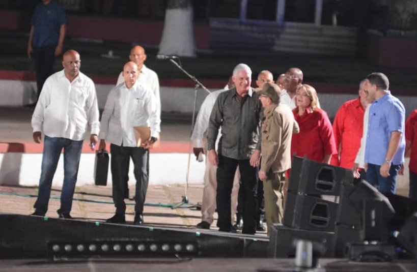 El GE Raúl Castro Ruz y <a href="/DiazCanelB/">Miguel Díaz-Canel Bermúdez</a> presiden el Acto Central Nacional por el #26DeJulio.

Gloria a la mañana de la Santa Ana!
#CubaEn26 #SanctiSpíritusEn26 #YaEstamosEnCombate 
#LaHistoriaPorAsalto🇨🇺