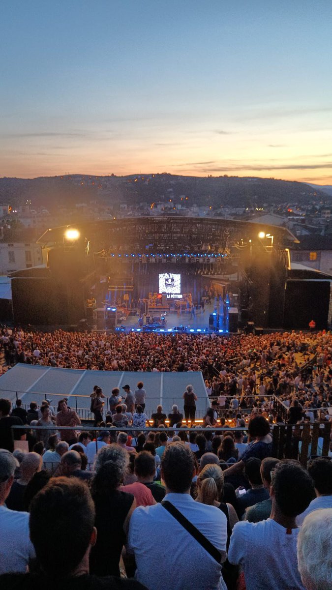 Un grand merci à Shaka Ponk (<a href="/TWIT4SHKPNK/">SHAKAPONK</a>) qui a affiché son soutien hier soir en concert dans la Vienne. Le groupe a relayé sur écran géant le QR code de notre pétition. 
A ce sujet NE RELAYEZ QUE NOTRE PETITION OFFICIELLE SVP. N'engagez pas d'initiatives personnelles en lançant