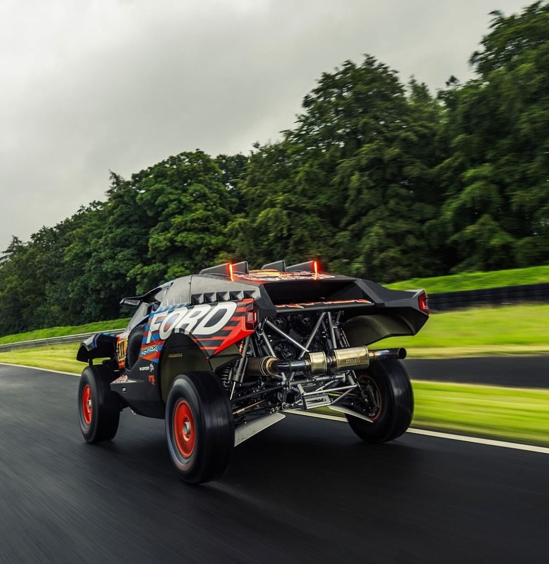 FordStorePalma's tweet photo. El nuevo #Ford Raptor T1+ tiene una pinta más que impresionante. ¡El camino hacia el @dakar empieza ya con @CSainz_oficial y @NaniRoma!

#FordStorePalma
➡️ https://t.co/iYfyoAqzcG https://t.co/bbz9XzUWTl