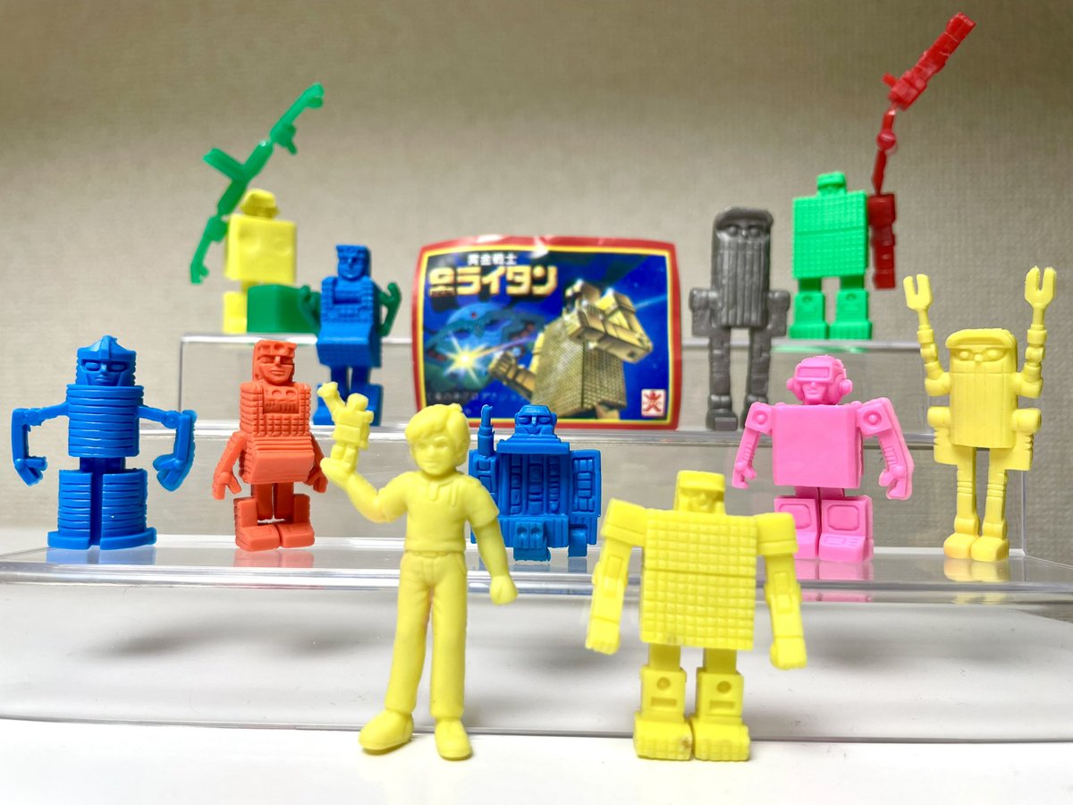 黄金戦士ゴールドライタン
超合金がまた出るんですね！

ライタン軍団ってカッコいいってよりかわいいフォルムなので、
ケシゴムの造形がアニメに近くて好きです。

ヒロくんがライタンと一緒にいるのも刺さるー！
#消しゴム　#ガチャガチャ　#ガチャポン
#バンダイ　#ゴールドライタン　#昭和