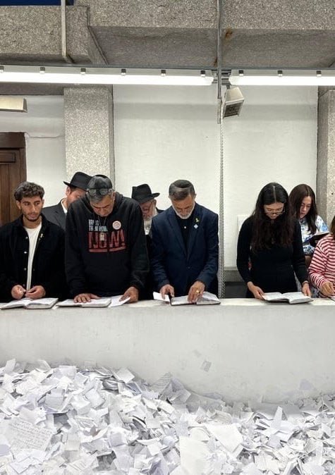 Chabad's tweet photo. Noa and Yaakov Argamani visit the Ohel, the resting place of the Rebbe, Rabbi Menachem M. Schneerson, of righteous memory, in Queens, New York.

Since the start of the conflict following the terror attacks of Oct. 7th, countless people have gone to the Ohel to pray for the hostages in Gaza, the safety of the people in the Holy Land and give thanks to G-d for those who are freed.

In the weeks immediately following H*mas's attacks, Yaakov Argamani, joined some 170 family members of hostages, flying to New York City for the purpose of praying at the Ohel.