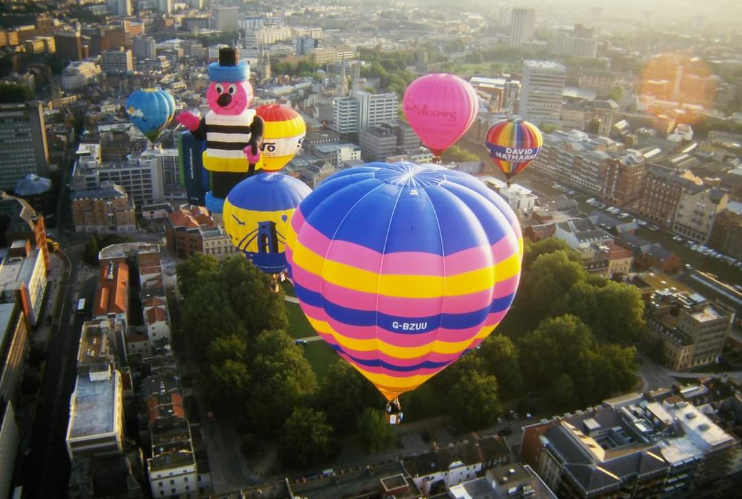 More Throwback pictures from the <a href="/bristolballoon/">Bristol International Balloon Fiesta</a> fiesta 🎈 

1980, 1987, 1997, 2003 press launch