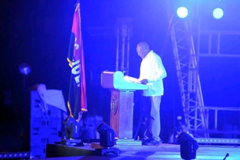 <a href="/SalvadorValdesM/">SalvadorVM</a>:
Siempre será poco el reconocimiento a este pueblo que enfrenta las dificultades de la vida cotidiana sin perder la confianza en que solo el socialismo puede vencerla con justicia, sin dejar a nadie abandonado a su suerte.
#LaHistoriaPorAsalto